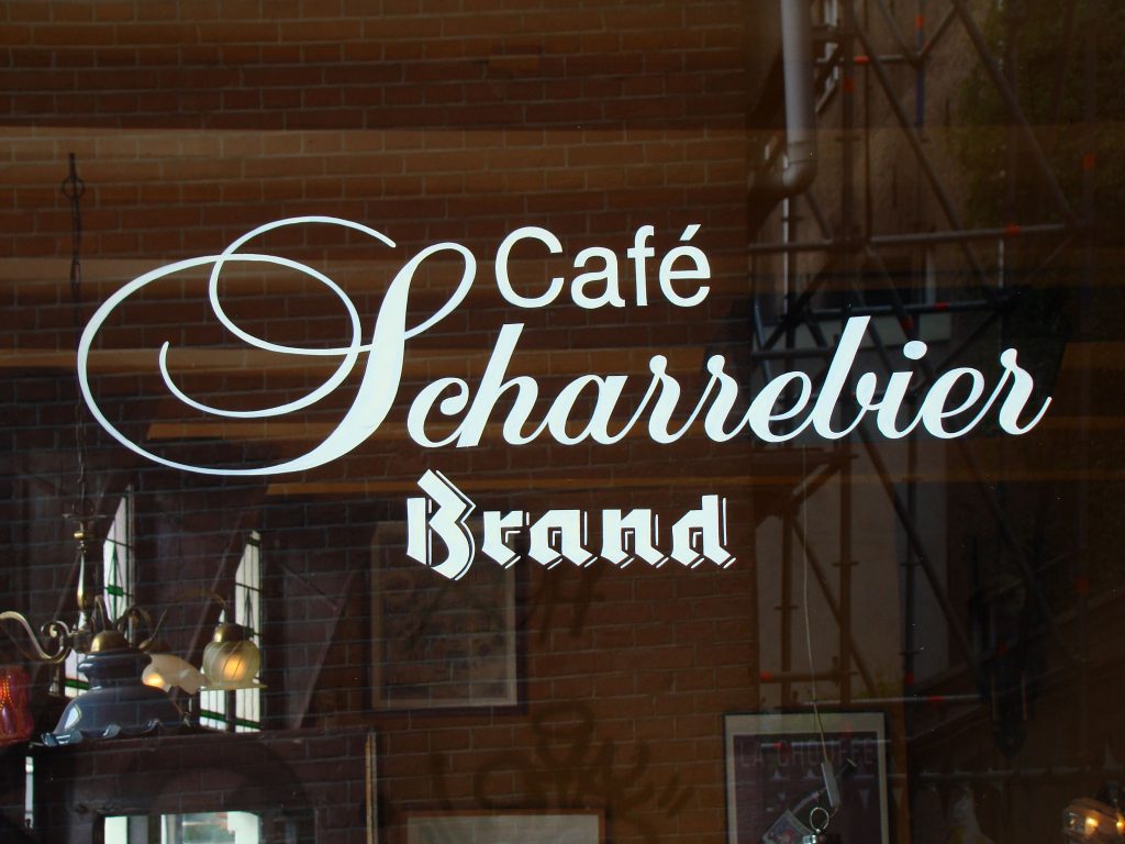 Raam met logo cafe Scharrebier